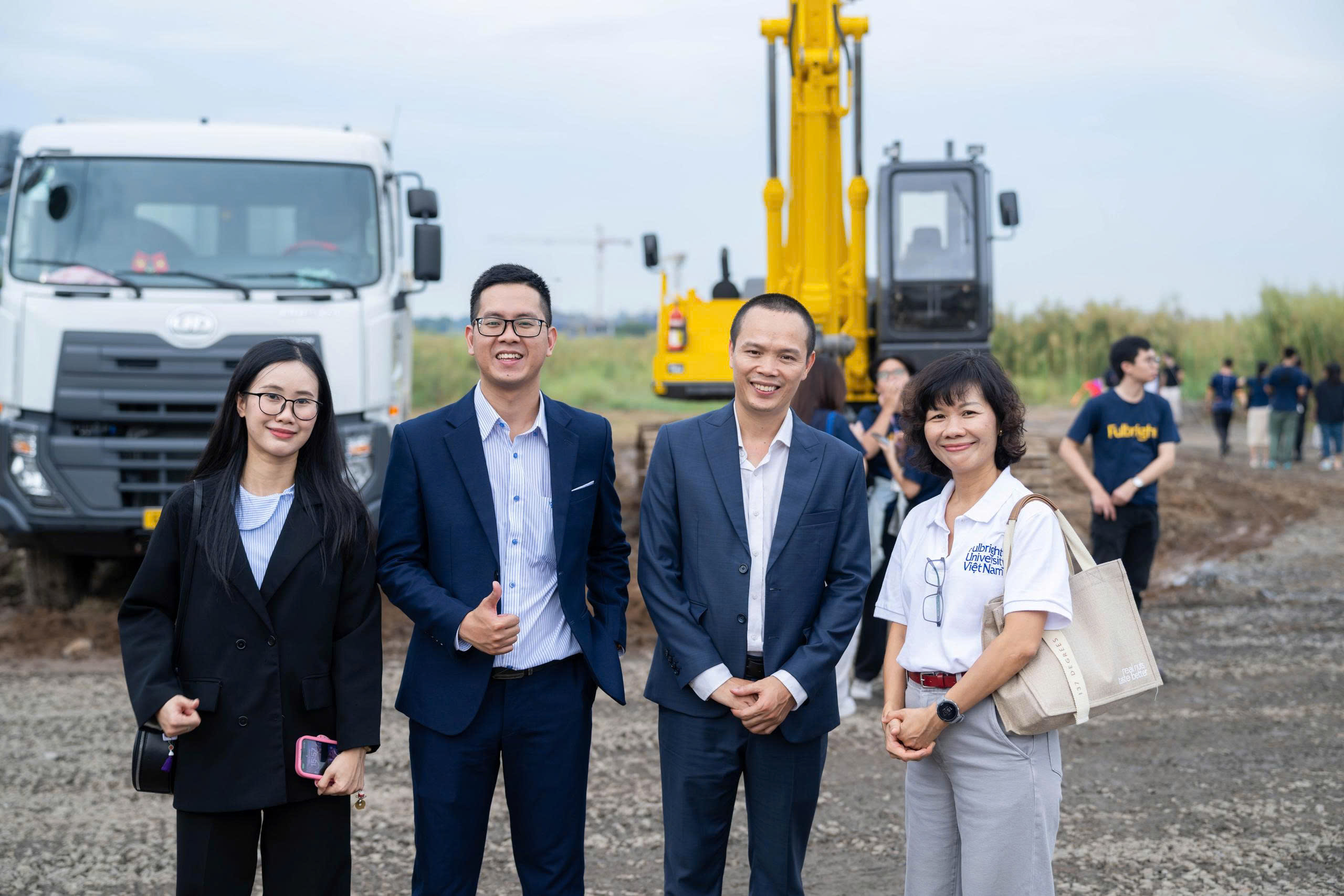 Luật sư Lê Thế Hùng, Luật sư Trần Phạm Hoàng Tùng và Cộng sự Huỳnh Lê Thảo Trang (CNC Counsel) tại khu vực công trường trước giờ khởi công