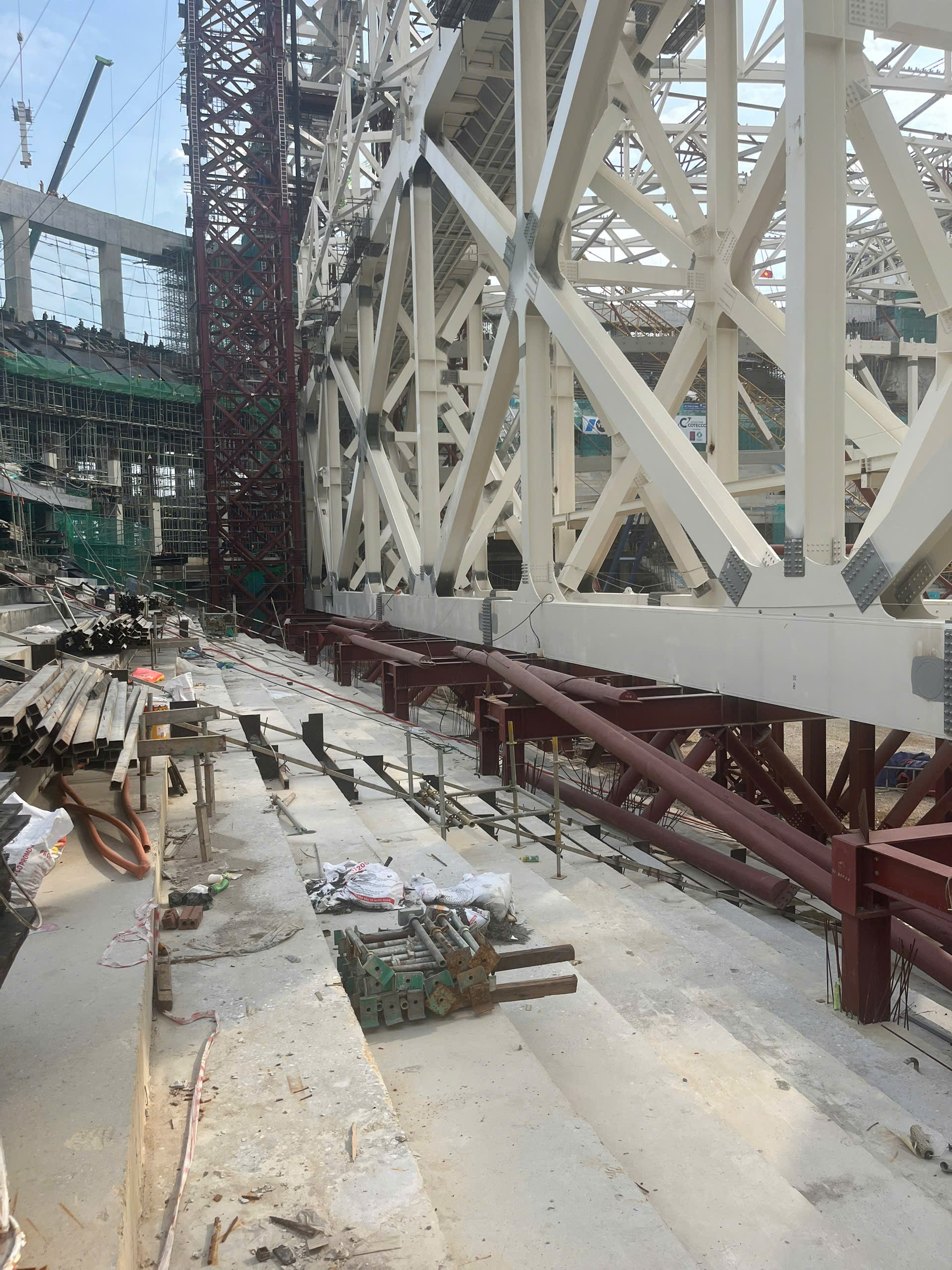 Mái thép hơn 7.200 tấn ở mặt đất tại Dự án Sân vận động PVF Hưng Yên