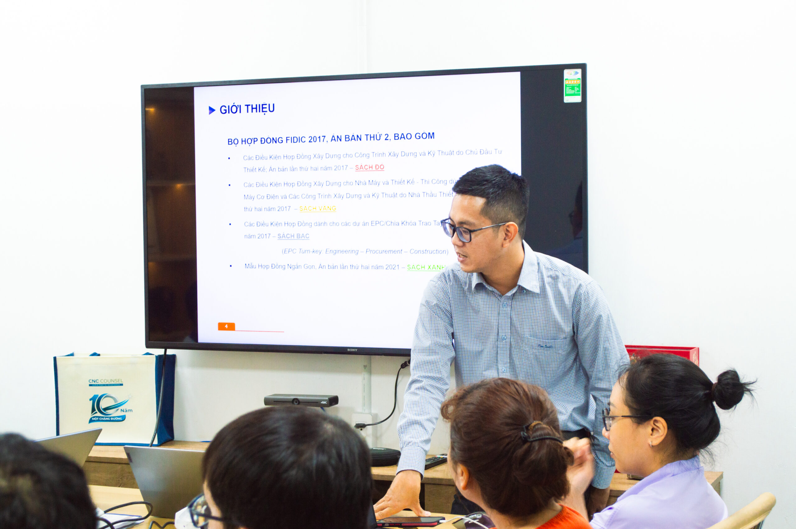 Luật sư Trần Phạm Hoàng Tùng trao đổi với học viên về Hợp đồng FIDIC